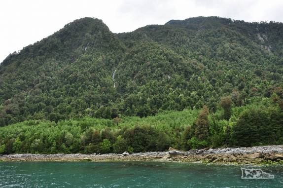 Esperando nossa balsa em Fiordo Largo, a mais longa travessia da Carretera Austral, no sul do Chile